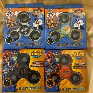 Lot of 4 figit spinners (looney toons and Justice league)